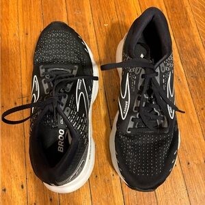 NEW Brooks Black and White Sneakers; women’s Size 9